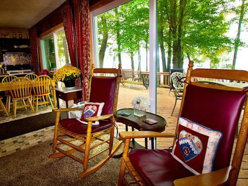 Maple Cottage On Secret Cove In Parkland