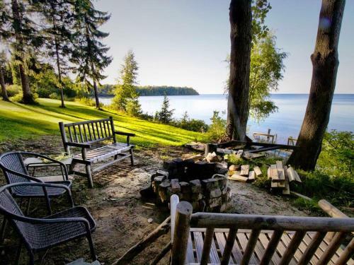 Pine Cottage On Secret Cove In Parkland