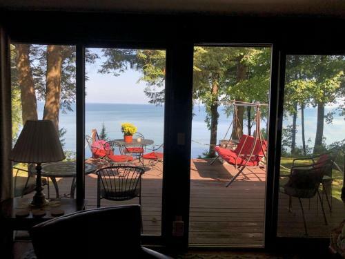 Pine Cottage On Secret Cove In Parkland