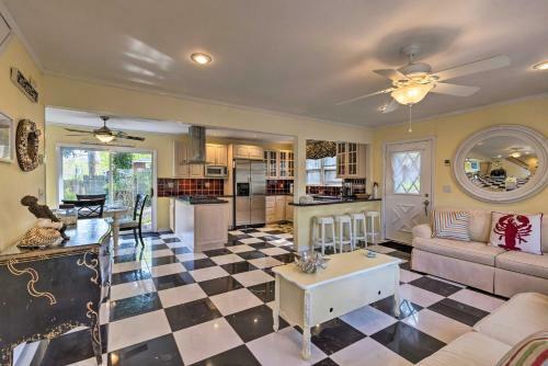Vivid Escape On Long Island - Walk To Beach!