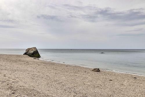 Vivid Escape On Long Island - Walk To Beach!