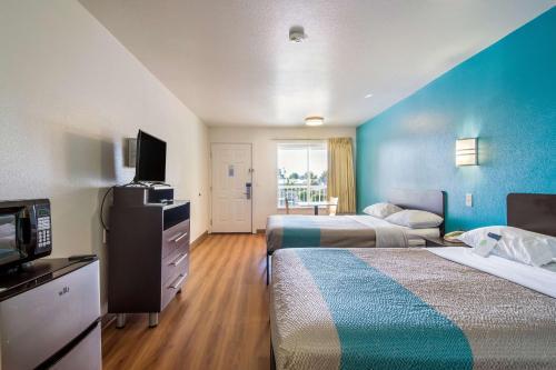 Motel 6 Portland Mall - 205