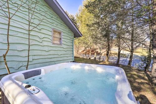 Sweet Cottage With Grandfather Mountain Views!