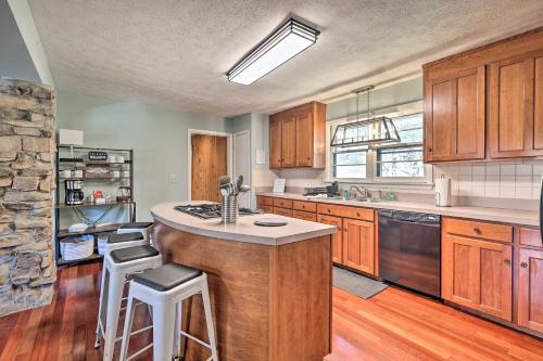 Sweet Cottage With Grandfather Mountain Views!