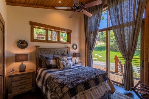 Red Wolf Chalet -tiny Home With Eagles Nest Amenities, Private Fire Pit, Pet Friendly