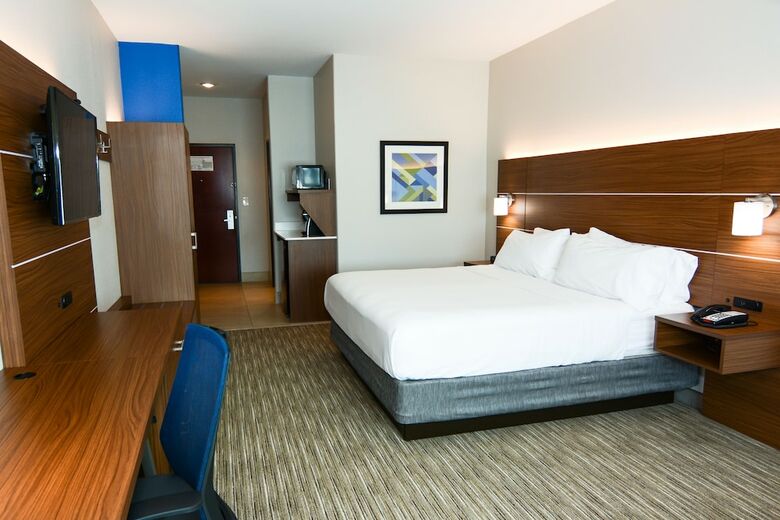 Holiday Inn Express Hotel & Suites New Boston