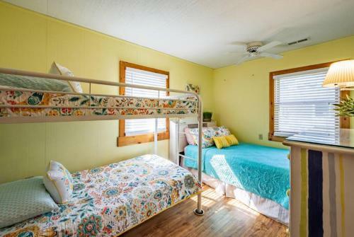 Sandy Point Cottage, 2 Min. Walk To The Beach!