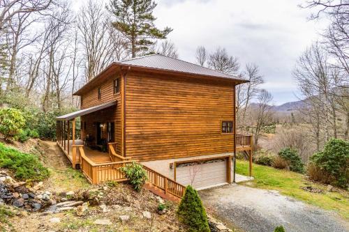 Spacious Elk Park Lodge With Hot Tub And Fire Pit
