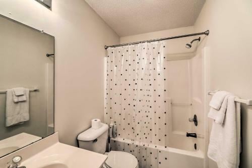 Bright Emerald Isle Getaway Less Than 1 Mi To Beaches