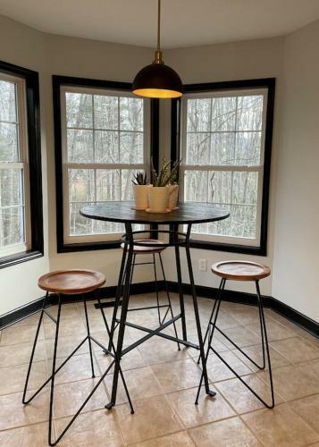 Beautiful Modern Mountain Home! Great Location! Sleeps 10