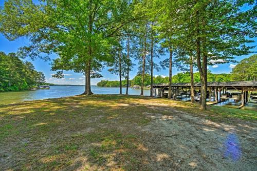Henrico Hideaway With Lake Access And Boat Slip!