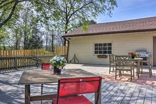 Dog-friendly Home With Yard 1 Mi To Downtown!