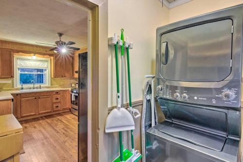 Cute And Cozy Hendersonville Getaway With Yard!