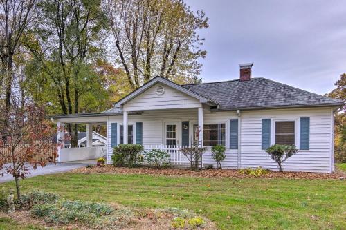 Cute And Cozy Hendersonville Getaway With Yard!