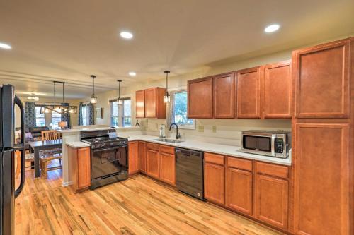 Cozy Hendersonville Home With Deck And Fire Pit!