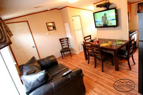 Hostal Eagle Ford Village Suites