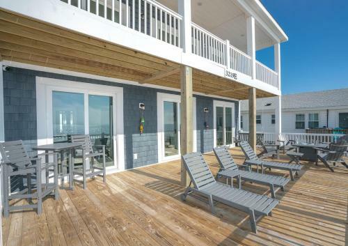 Amazing Oceanfront Property With An Inverted And Open Floor Plan