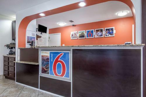 Motel 6 Marshall