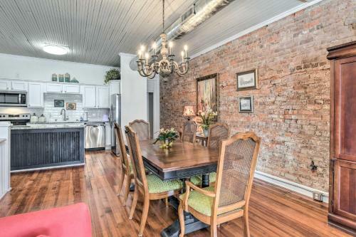 Bright Spencer Apartment - Newly Renovated!