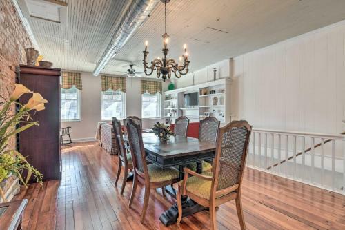 Bright Spencer Apartment - Newly Renovated!