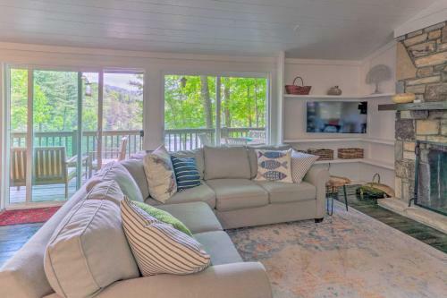 High-end Sapphire Retreat On Fairfield Lake!
