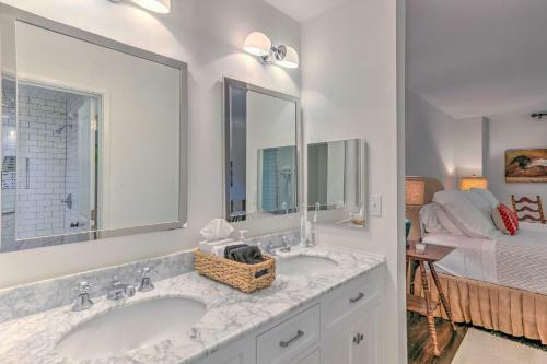 High-end Sapphire Retreat On Fairfield Lake!