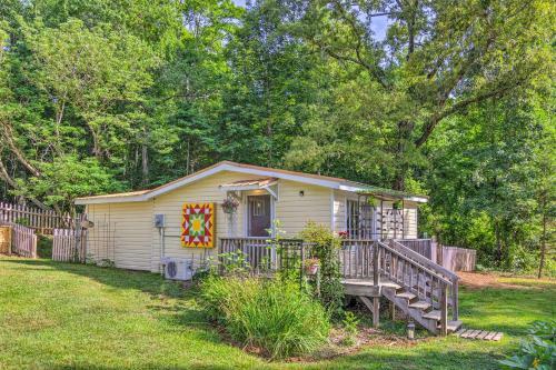 The Country Cottage In Union Mills With Pool!