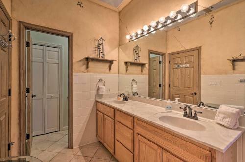 Classy Home With Hot Tub And Mt Jefferson Views!