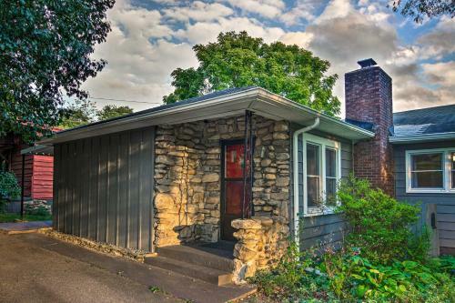 Modern Weaverville Home With Outdoor Fire Pit!