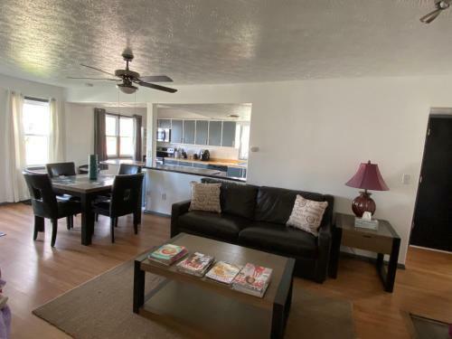 Cozy 5br Direct Lake Access Minutes From The Strip