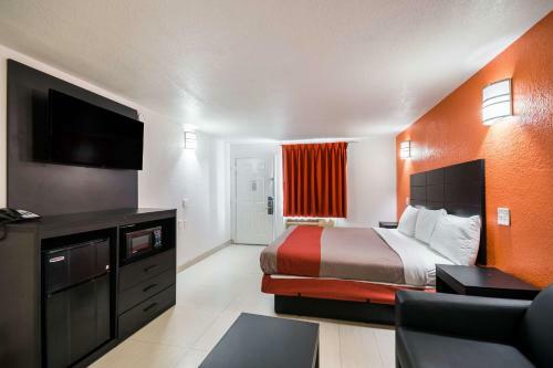 Motel New Six Inn And Suites