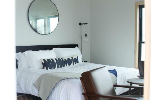 Bowline Hotel