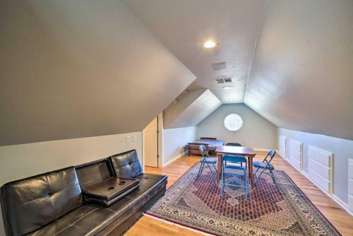 Grand Tulsa Getaway With Private Pond And Deck!