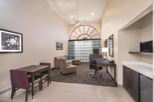 Hotel Country Inn & Suites Loudon
