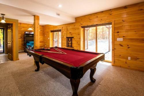 Lakeville Lodge - Massive Chalet, Mins From Lake