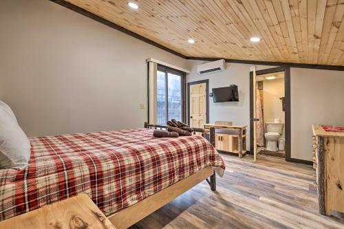 Rustic Tannersville Townhome Ski-in, Ski-out