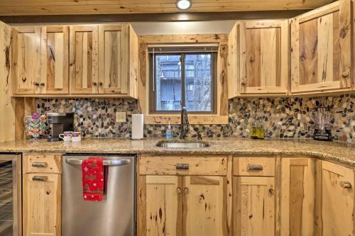 Rustic Tannersville Townhome Ski-in, Ski-out