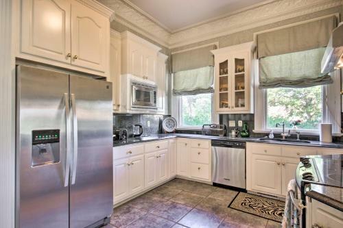 Exquisite Anderson Villa With Sunroom And Grill