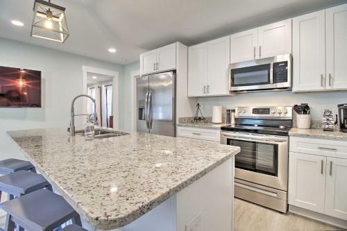 New! Renovated 2 Bed 2 Bath Apartment Downtown