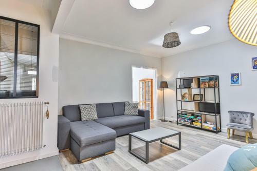 Maison Moderne Avec Cour Interieure Et Dependance
