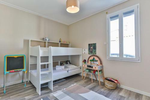 Maison Moderne Avec Cour Interieure Et Dependance