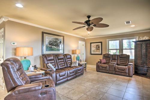 Lakefront Oasis With Hot Tub And Outdoor Kitchen!