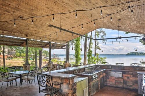 Lakefront Oasis With Hot Tub And Outdoor Kitchen!