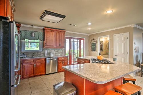 Lakefront Oasis With Hot Tub And Outdoor Kitchen!