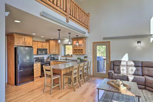 Spacious Lead Cabin With Game Room About 1 Mi Dtwn!