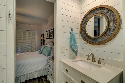 19 Sailmaster 3 Br Condo Shipyard Pool