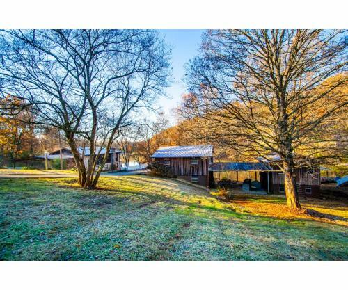 Classic Lake House Lakefront With Fire Pit And Dock