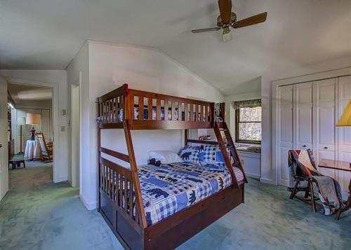 Far Horizons #416 By Aunt Bug's Cabin Rentals