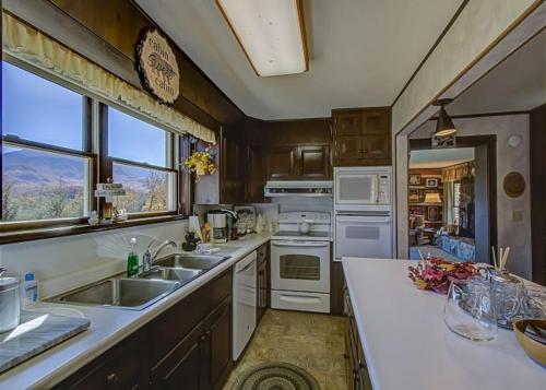 Far Horizons #416 By Aunt Bug's Cabin Rentals