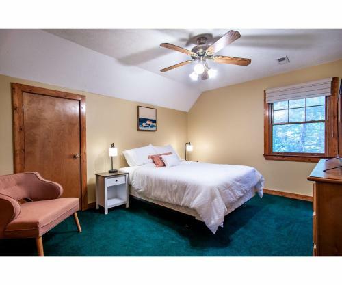 Lillypad Landing With Hot Tub, Pool Table, And Fireplace